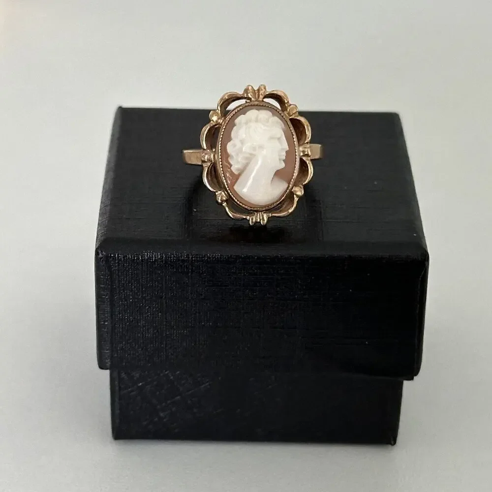 Vintage 10K Yellow Gold Genuine Cameo Shell Hand Carved Ladies Band Ring Size 5